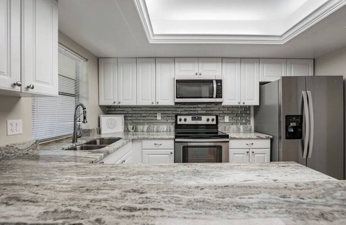 Bayshore Gardens House | Luxury Holistic Oasis by Bayshore/Hyde Park/SoHo