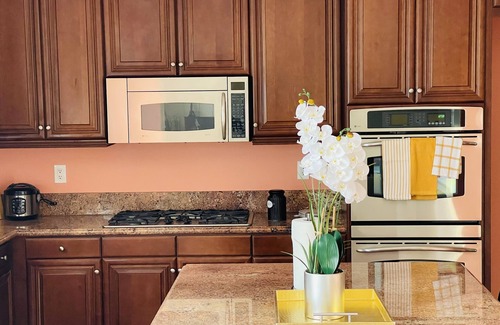 Victorville House | LUXURY HOME 3300 SQ FT, QUIET NEIGHBORHOOD