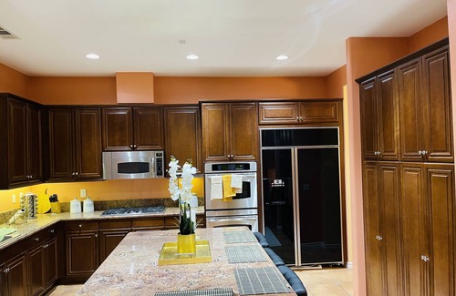 Victorville House | LUXURY HOME 3300 SQ FT, QUIET NEIGHBORHOOD