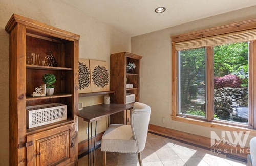Coeur d'Alene House | Luxury Home—Fireplaces, Hot Tub, Fire Pit, Soaking Tub & Stunning Views for Ultimate Relaxation!