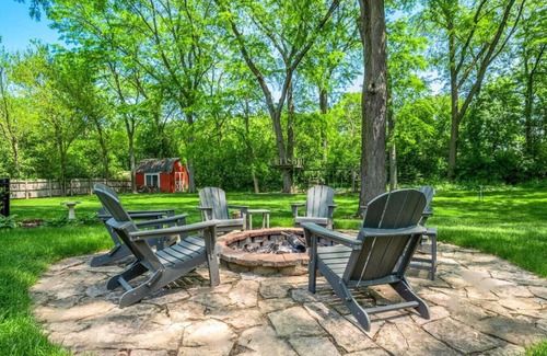 Fox Valley House | Luxury Home: Heated Pool (Still Open!), Hot Tub, 4 Kings, Near Chicago