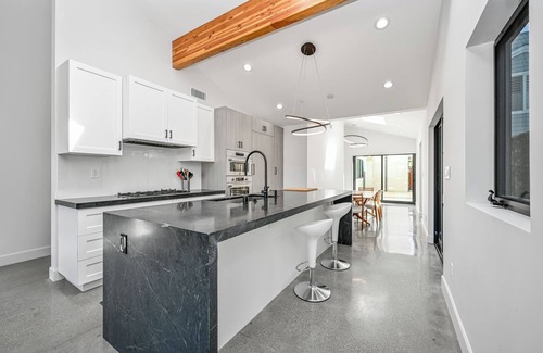Corona del Mar Apartment | Luxury Home in Corona Del Mar Near Shops & Dining