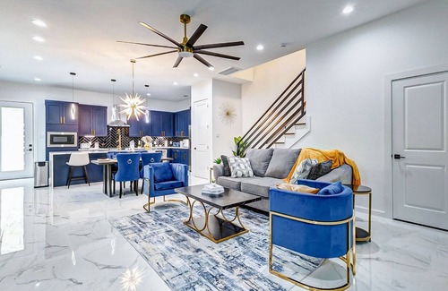 OST - South Union House | Luxury home in downtown Houston minutes from NRG/Med Center/Zoo and Aquarium