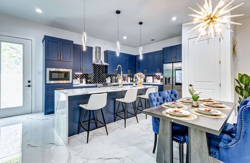 OST - South Union House | Luxury home in downtown Houston minutes from NRG/Med Center/Zoo and Aquarium