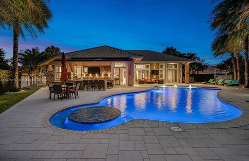 Pembroke Pines House | Luxury Home In Pembroke Pines 3 Bedroom With New Pool Renovated Modern