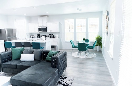 Dallas House | Luxury Home Near Downtown Dallas – 3BR/3.5BA, Pet-Friendly, Fast WiFi