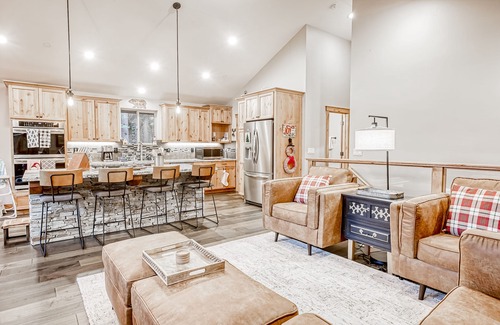 Pioneer Trail House | Luxury Home - Pool Table, Jetted Tub, Fireplaces, Free WiFi, Washer/Dryer
