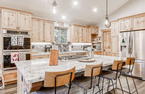 Pioneer Trail House | Luxury Home - Pool Table, Jetted Tub, Fireplaces, Free WiFi, Washer/Dryer