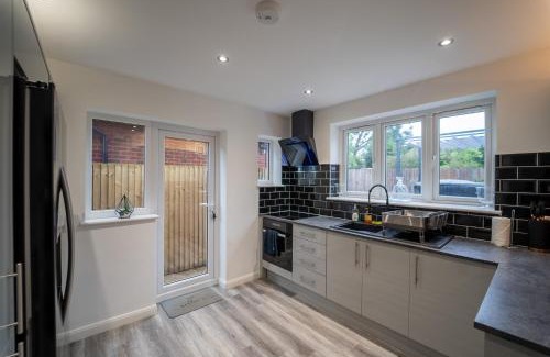 Northwood House | Luxury Home Sleep 7, Hot Tub, Free Parking