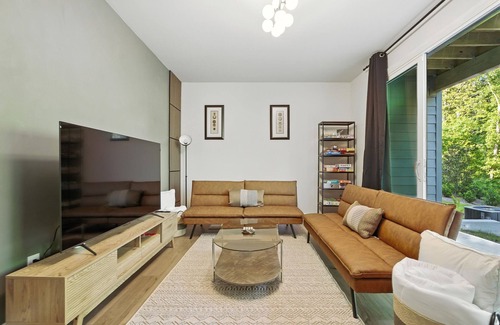Northwest Raleigh House | Luxury Home - Sleeps 12 - Lenovo Center, RDU, Downtown, UNC Rex