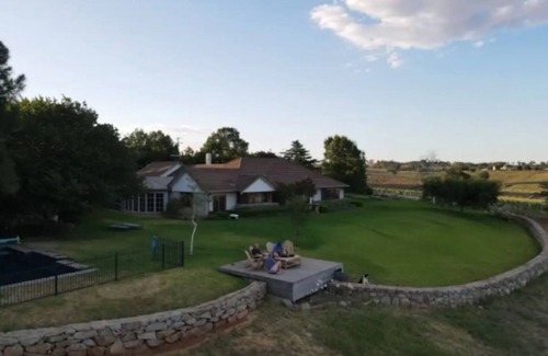 Barwang House | Luxury Homestead with Vineyard and Mountain Views