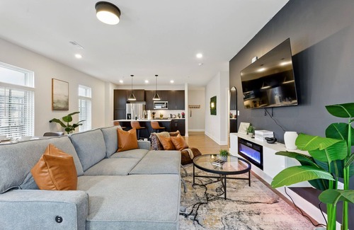 Downtown Columbus Condo | Luxury Italian Village 4-bed-| Pool, Gym, Roof-Top