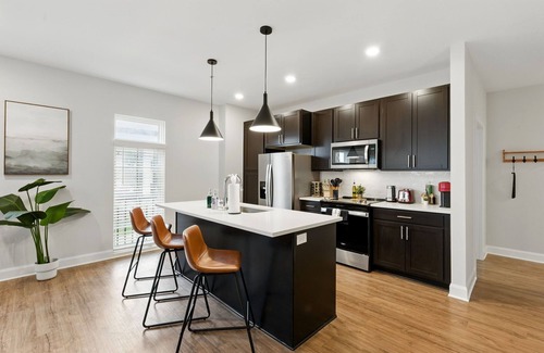 Downtown Columbus Condo | Luxury Italian Village 4-bed-| Pool, Gym, Roof-Top