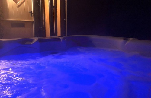 Stoke Ash Cottage | LUXURY: JACUZZI, SAUNA, FIREPLACE, DOGS WELCOME