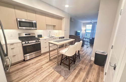 Pacific Beach Apartment | Luxury king 1BD Pacific Beach oasis heart of dynamic coastal enclave