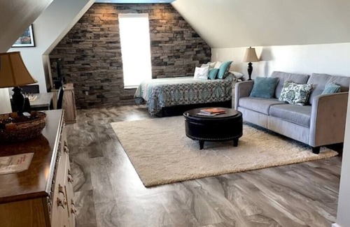 Batesville Apartment | Luxury King Guest Suite on Wine Trail Near Hiking!