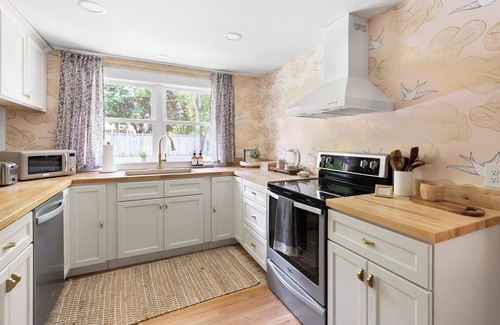 Clayton House | Luxury King Suite, 125-yr old historic home, 2 blocks from Main St.