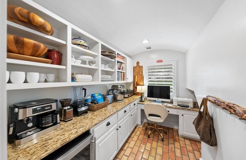 Rivercrest House | ⭐️Luxury Lake Austin: Pool, Hot Tub, Chef, Waterfront Dock & Pizza Oven⭐️
