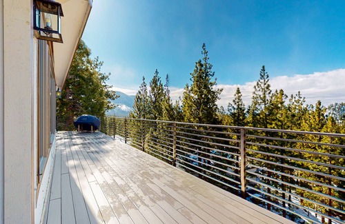 Round Hill Village House | Luxury lake-view home with spacious deck, sauna, golf room, & wet bar