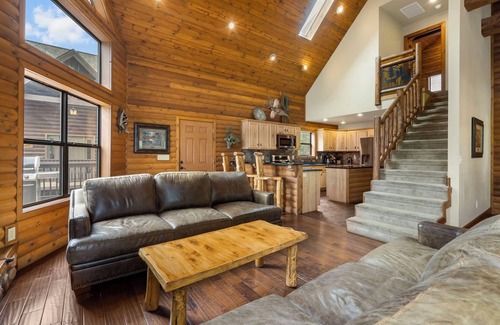 Lampe House | Luxury Lakefront Resort Chalet 4~2 Pools~FREE Amenities~Dock~MiniGolf~Waterslide