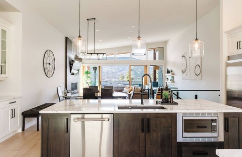 McKinley House | Luxury Lakeview Getaway | Hot Tub, Chef's Kitchen, Walk to Beach