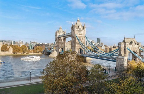 Riverside Apartment | Luxury Large Direct Views Tower Bridge and River Views Sleeps 8