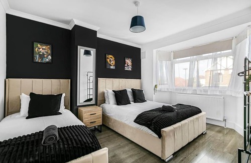 London Borough of Hounslow House | Luxury Large House With Games Room Sleeps Up to 12