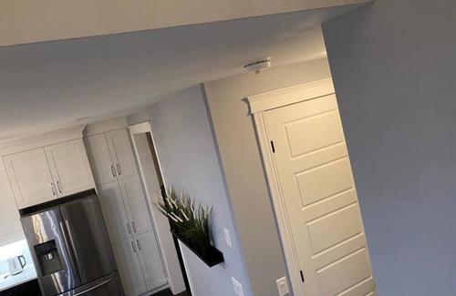 Cottam House | Luxury Living in a serene neighborhood, perfect for vacation & Corporate getaway