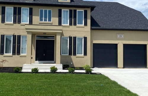 Cottam House | Luxury Living in a serene neighborhood, perfect for vacation & Corporate getaway