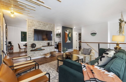 Kingsgate House | Luxury Living-Kirkland: Stylish Home - Prime Spot!