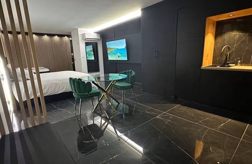 Martigues Apartment | Luxury Living Martigues - Black luxury suite