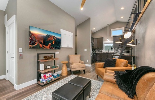 River Rock Apartment | Luxury Living – Walk to Poudre Trail and Old Town!