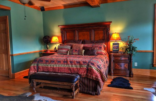 Mineral Bluff Cabin | LUXURY LODGE 375 FT ON TOCCOA RIVER! Hot Tub, Pool Table, Theatre Room, Firepits