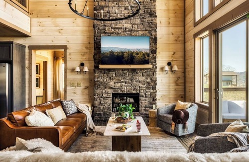 Gatlinburg - Pigeon Forge Cabin | Luxury Lodge-3KINGS+SwimSpa+Theatre+Arcade