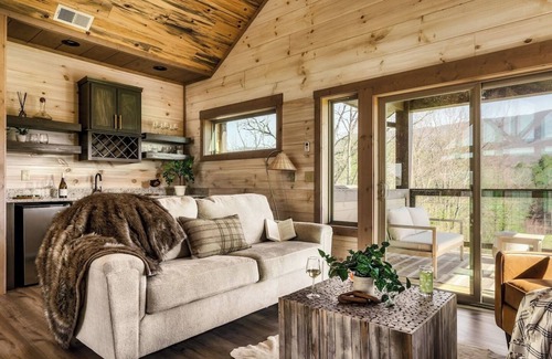 Gatlinburg - Pigeon Forge Cabin | Luxury Lodge-3KINGS+SwimSpa+Theatre+Arcade