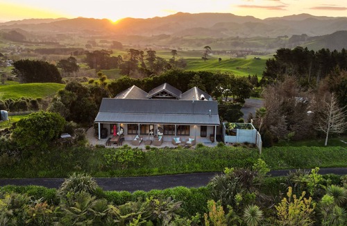 Waihi Cabin | Luxury Lodge Overlooking the Bay of Plenty. 10 Minutes From Waihi & Waihi Beach
