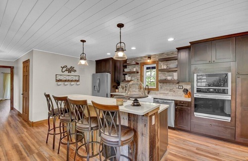 Lancaster Cabin | Luxury Lodge w/Gourmet Kitchen, Hot Tub & Wood Burning Fireplace! Pet Friendly