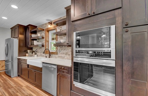 Lancaster Cabin | Luxury Lodge w/Gourmet Kitchen, Hot Tub & Wood Burning Fireplace! Pet Friendly