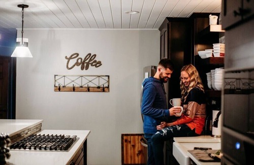 Lancaster Cabin | Luxury Lodge w/Gourmet Kitchen, Hot Tub & Wood Burning Fireplace! Pet Friendly