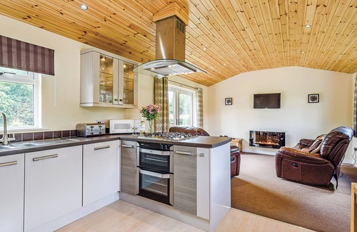 Upper Battlefield Ski Chalet | Luxury lodge with king-size bed with en suite shower.