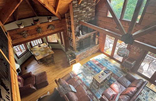 Townsend Cabin | Luxury Log Cabin adjoins GSMNP . Magnificent Views , Nature Lovers Paradise !