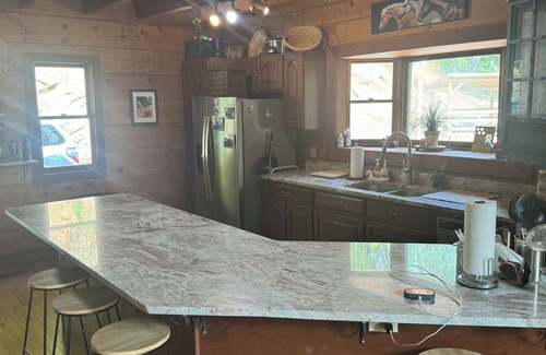 Townsend Cabin | Luxury Log Cabin adjoins GSMNP . Magnificent Views , Nature Lovers Paradise !