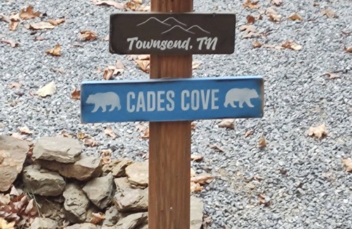 Townsend Cabin | Luxury Log Cabin adjoins GSMNP . Magnificent Views , Nature Lovers Paradise !