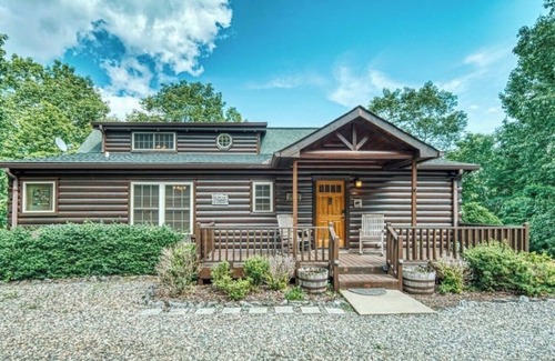 Hayesville House | Luxury Log Cabin Hideaway Near Lake Chatuge w/2 Master Suites
