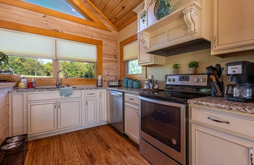 Makanda Cabin | Luxury Log Cabin near SIU, Giant City, & Wineries