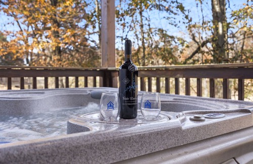 Branson Cedars Cabin | Luxury Log Cabin Over 2400 Sq Ft-GameTable-Free Tickets-Hot Tub-CarCharger