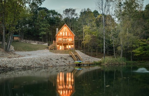 Keene Cabin | Luxury Log Cabin on Private Stocked Pond