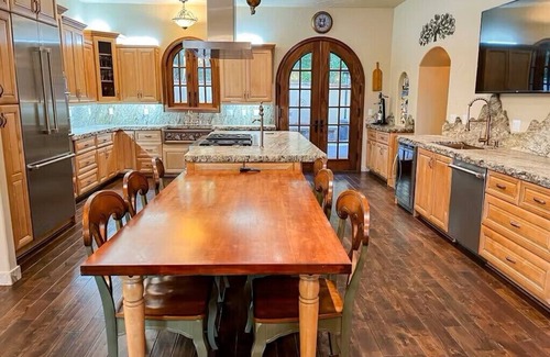 Broadmoor House | Luxury Mansion with Hot Tub & Sauna Shower