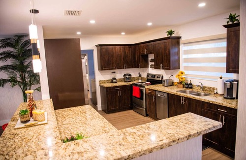 Ives Estates Villa | Luxury Miami Villa/Beach/9Bds/Heated POOL/BBQ/Firepit/Games/Golf