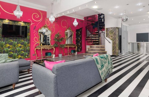 Liverpool Apartment | Luxury Mirror Party Pad!